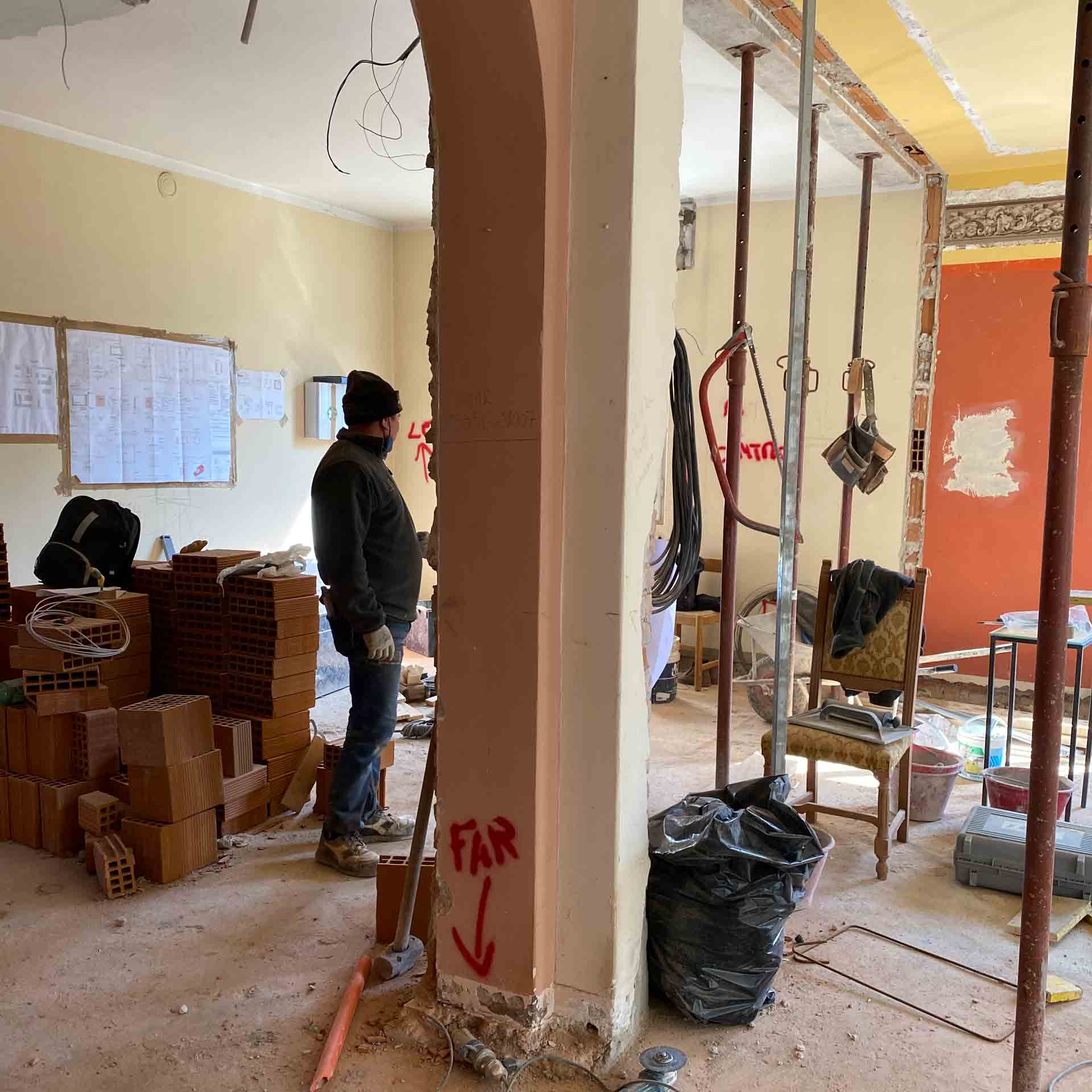 Pilastro con vetrina durante i lavori