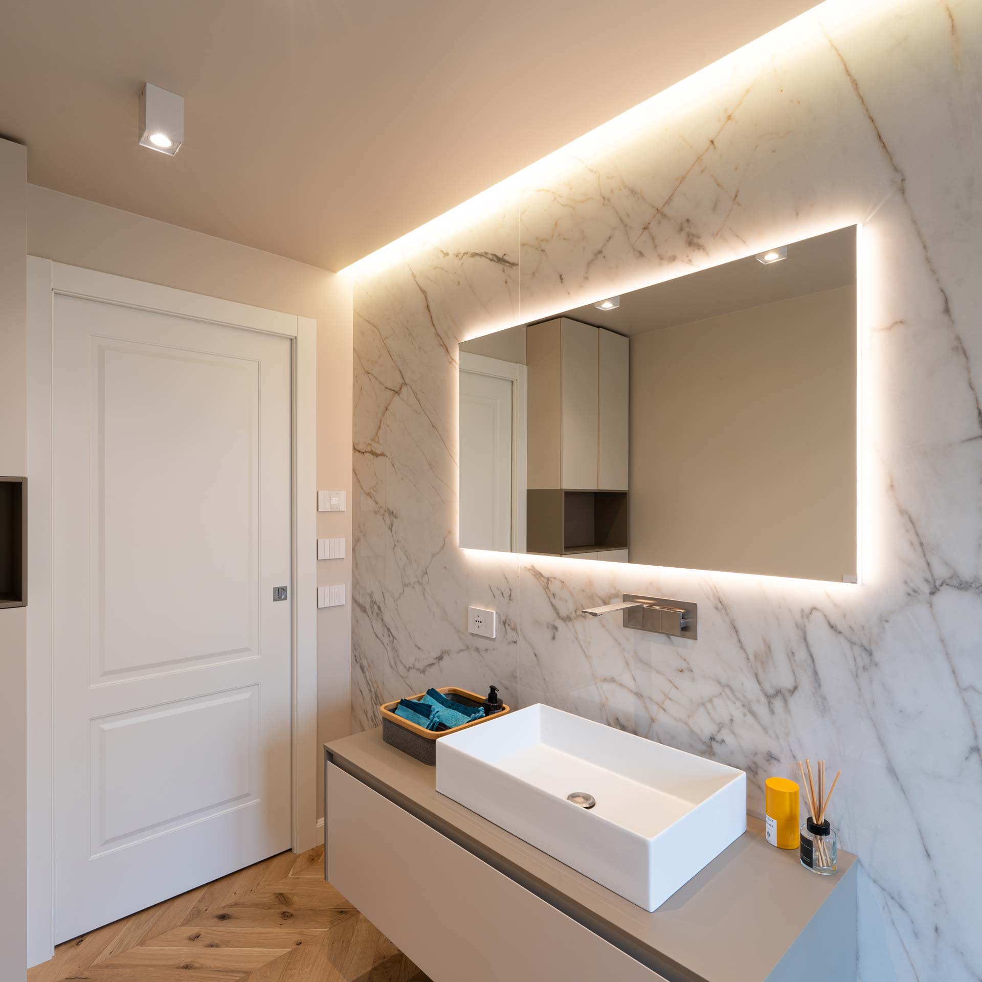 Bagno con vista dalla porta