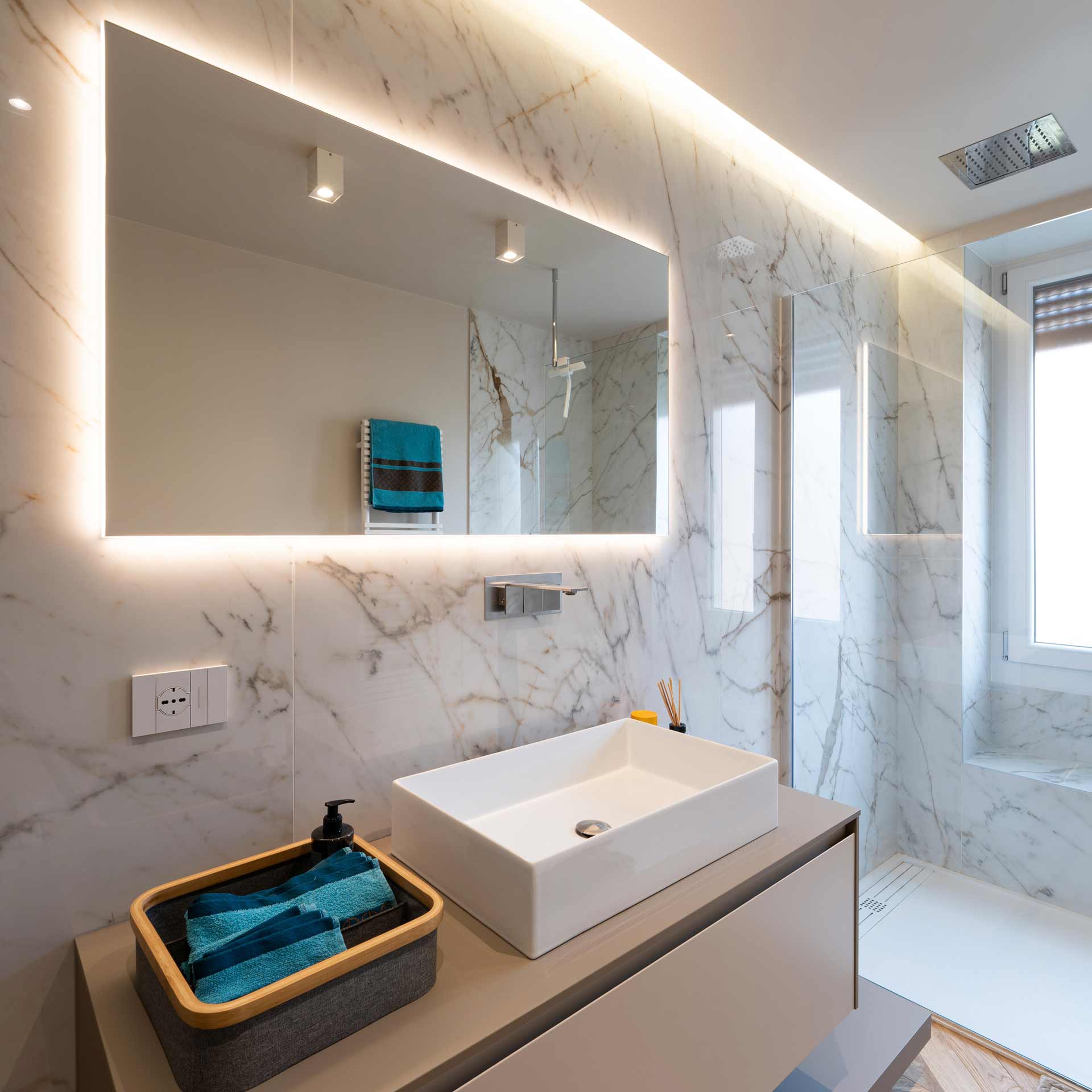 Bagno con vista dallo specchio