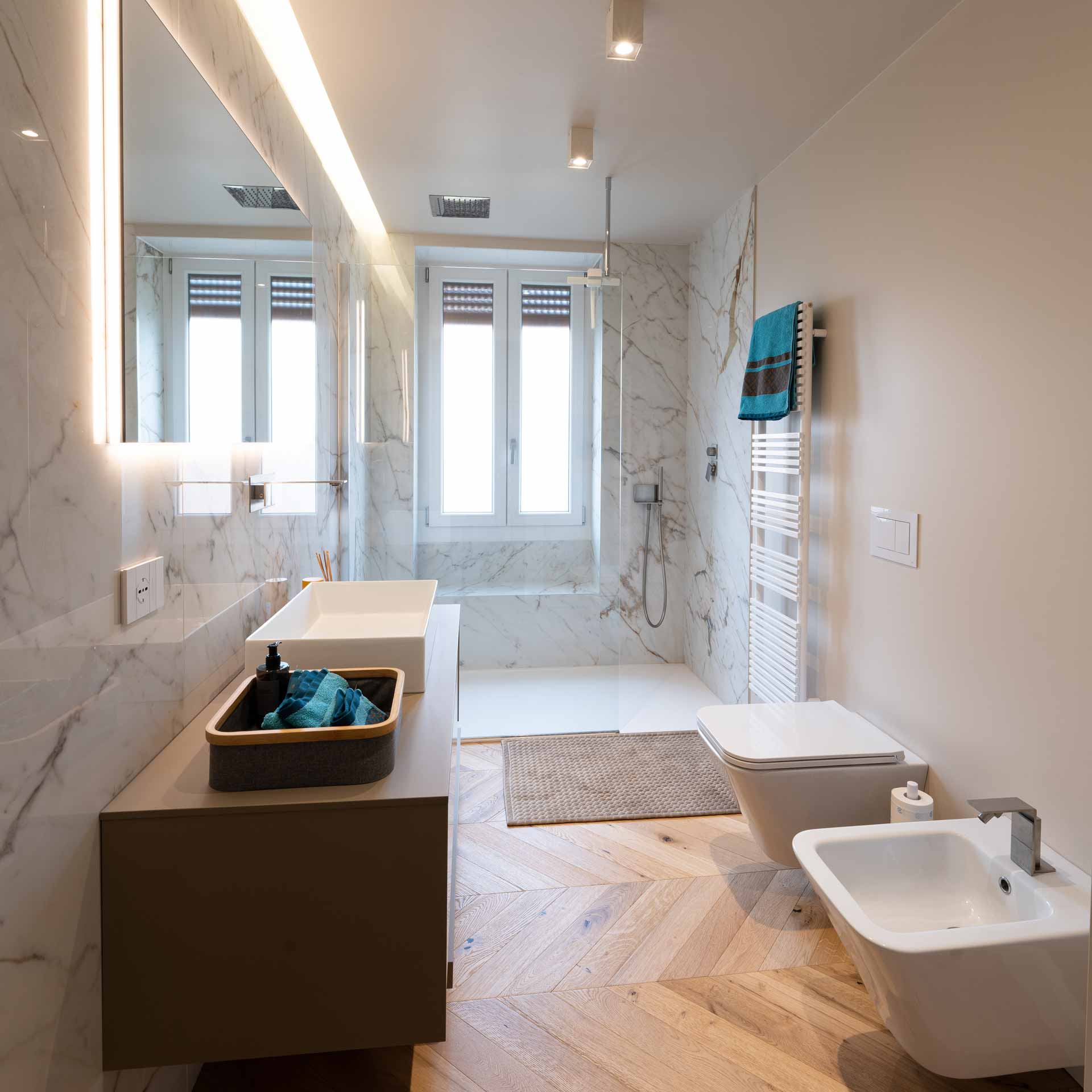 Bagno con vista dalla finestra