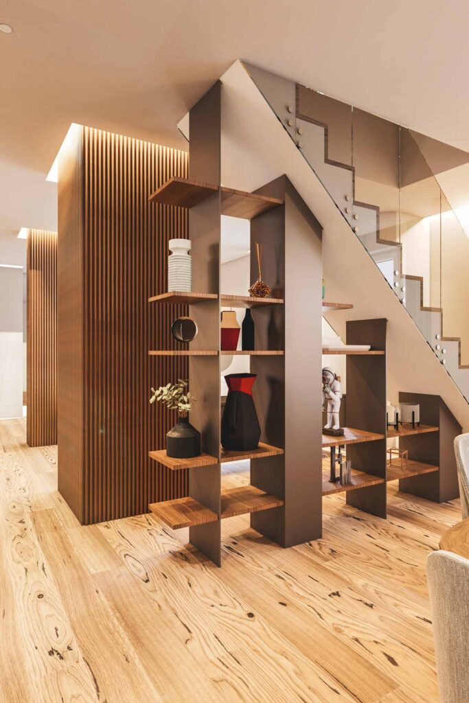 Libreria freestanding sottoscala