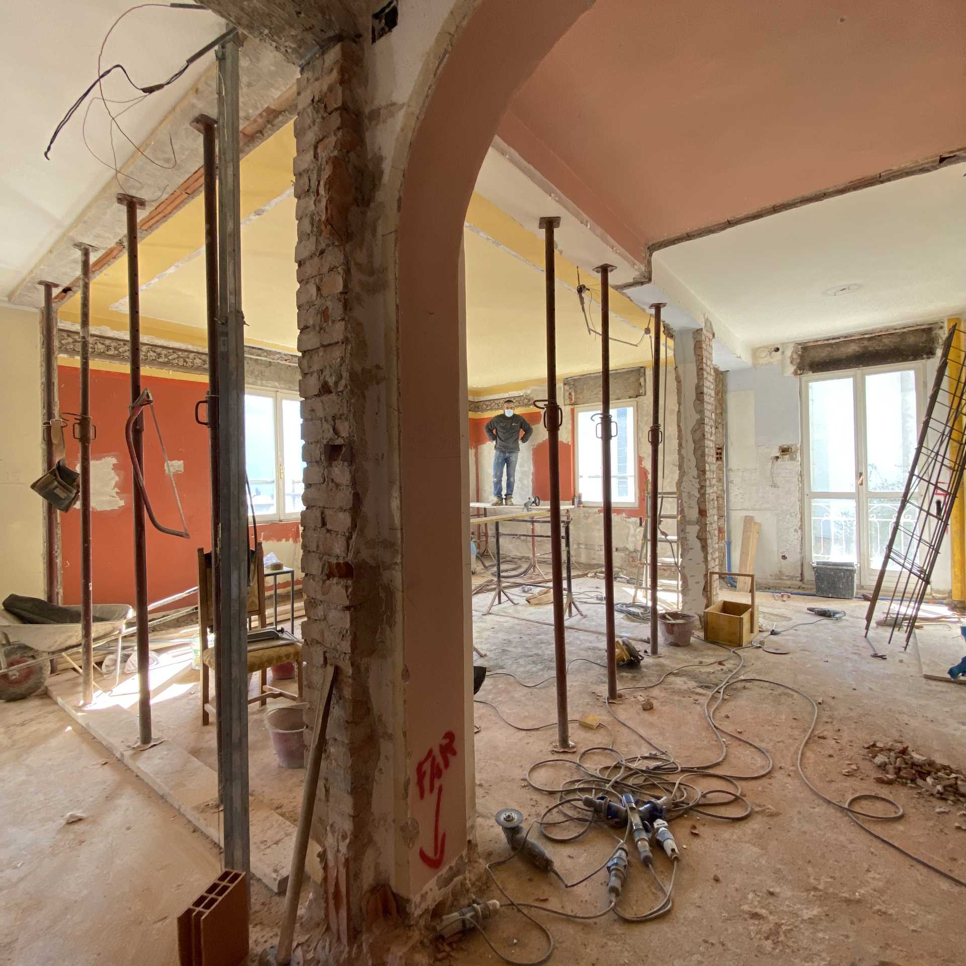 Pilastro living realizzazione